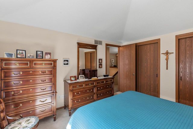 8827 W Knoll COURT, Franklin, WI 53132