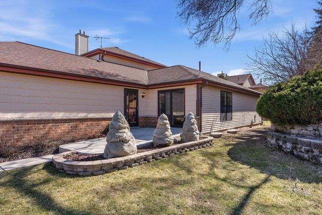 8827 W Knoll COURT, Franklin, WI 53132