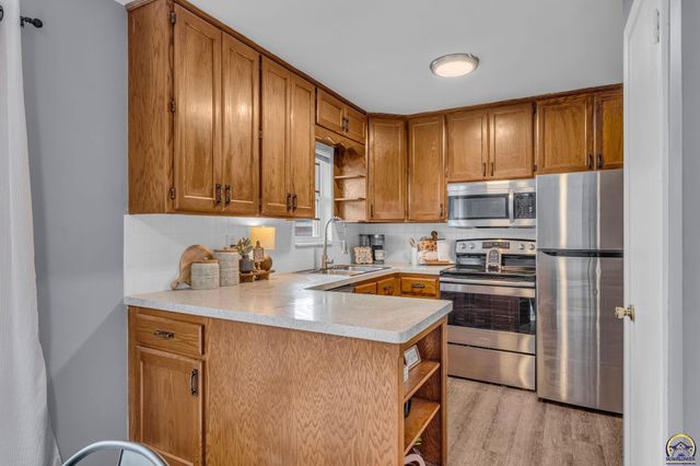 5446 SW 12th Ter Apt 3, Topeka, KS 66604