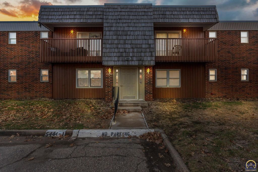 5446 SW 12th Ter Apt 3, Topeka, KS 66604