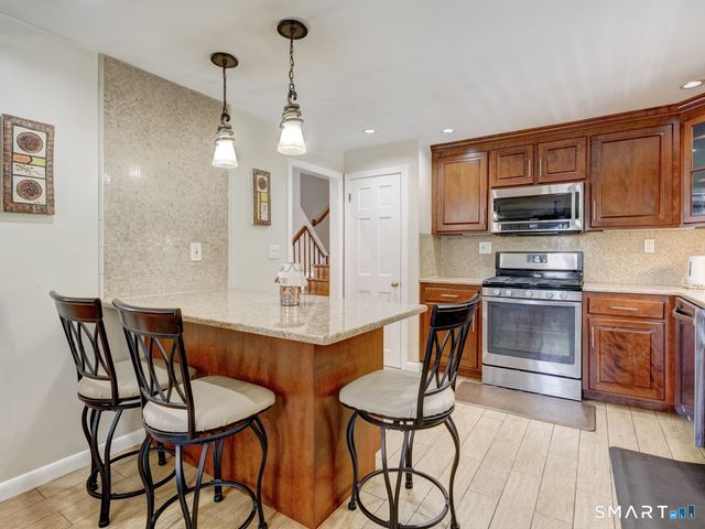 4 Lee Circle, Bloomfield, CT 06002