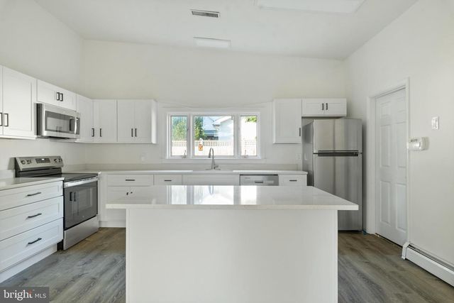 45 E LAKE DR, Annapolis, MD 21403