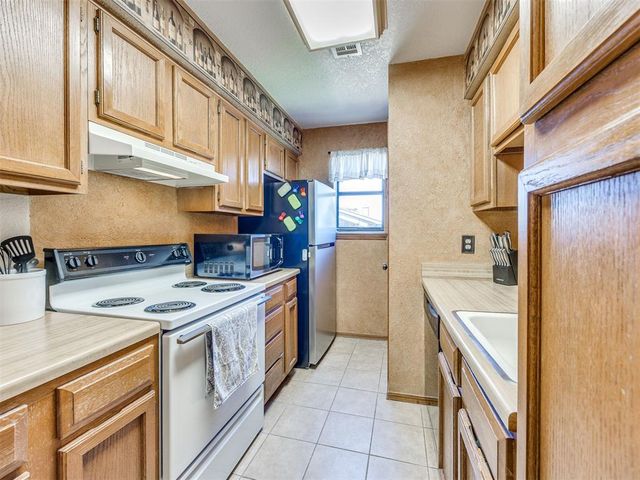 11421 Springhollow Road 1102, Oklahoma City, OK 73120