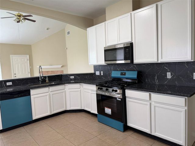 3911 Highland Vale Court, Fresno, TX 77545