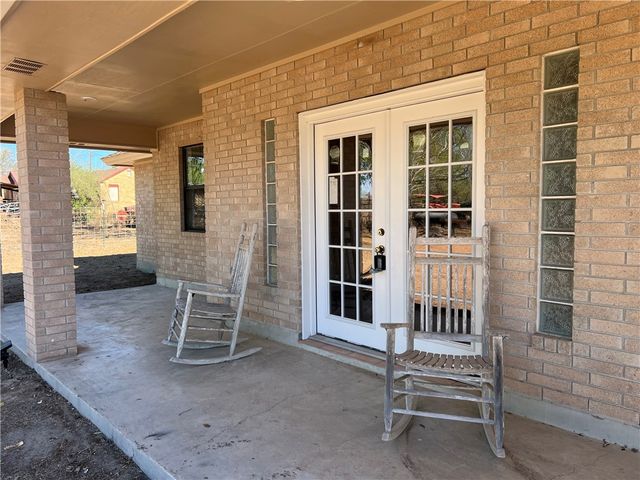 402 Santa Maria Ave, San Diego, TX 78384
