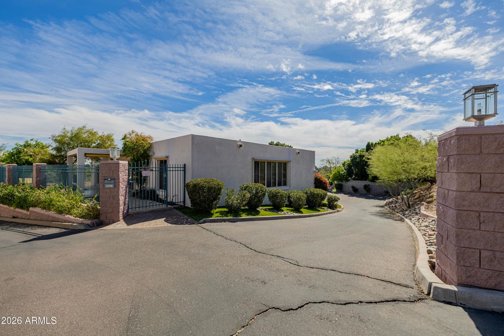 Image 10 of property listing at 2131 E BETHANY HOME Road, Phoenix, AZ 85016