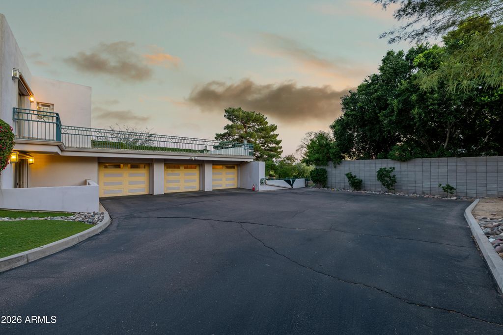 Image 103 of property listing at 2131 E BETHANY HOME Road, Phoenix, AZ 85016