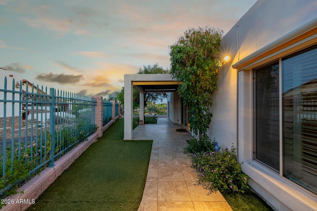 Image 106 of property listing at 2131 E BETHANY HOME Road, Phoenix, AZ 85016
