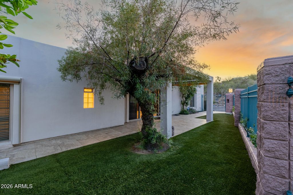 Image 108 of property listing at 2131 E BETHANY HOME Road, Phoenix, AZ 85016