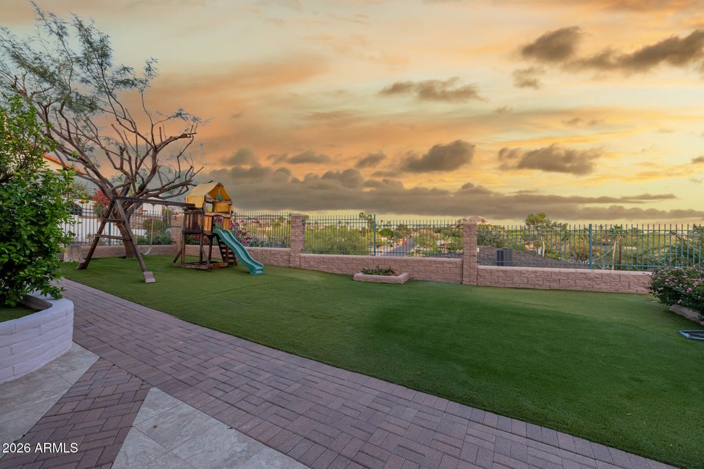 Image 109 of property listing at 2131 E BETHANY HOME Road, Phoenix, AZ 85016