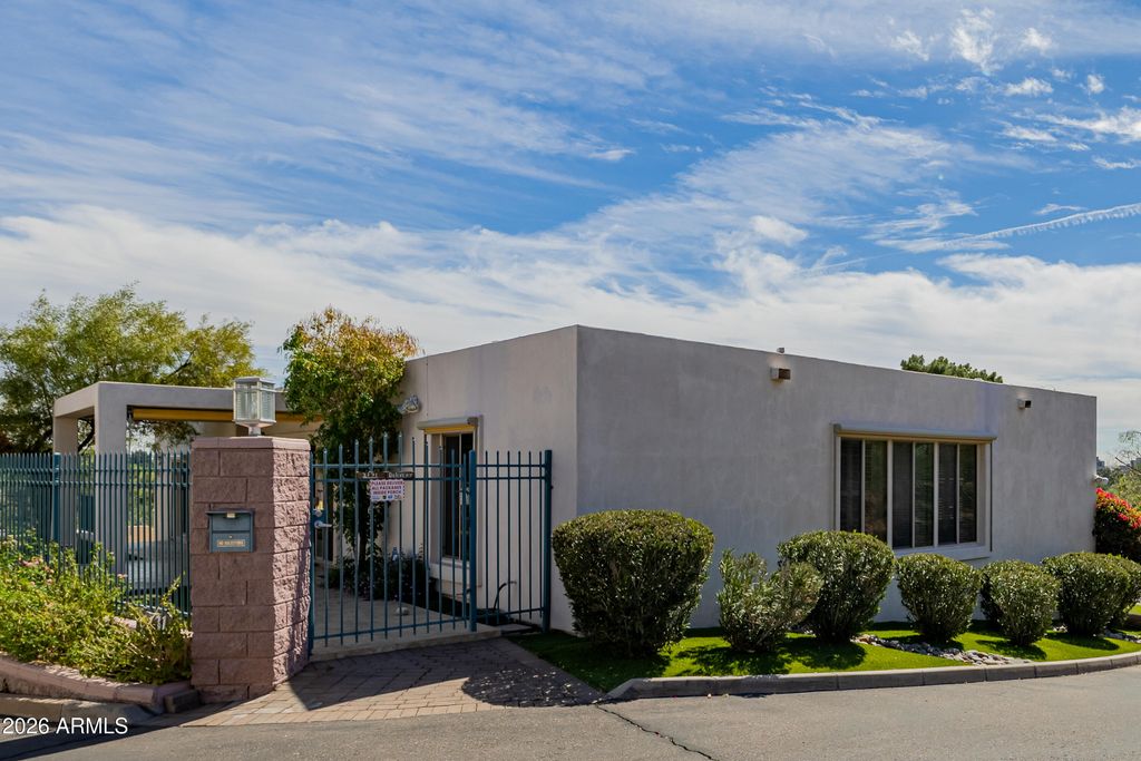 Image 11 of property listing at 2131 E BETHANY HOME Road, Phoenix, AZ 85016