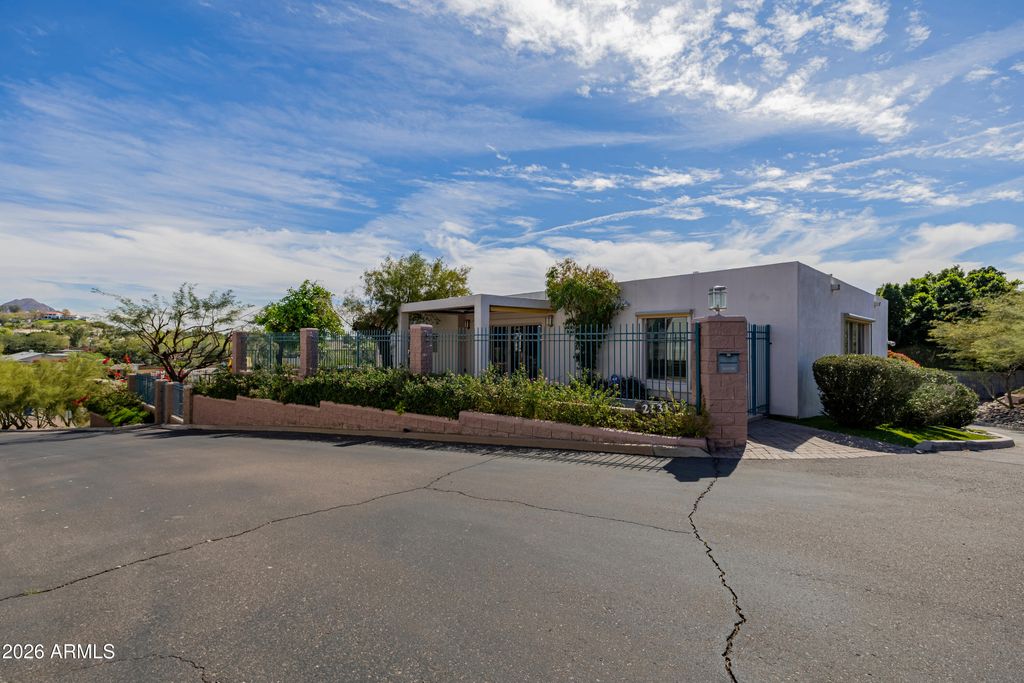 Image 12 of property listing at 2131 E BETHANY HOME Road, Phoenix, AZ 85016