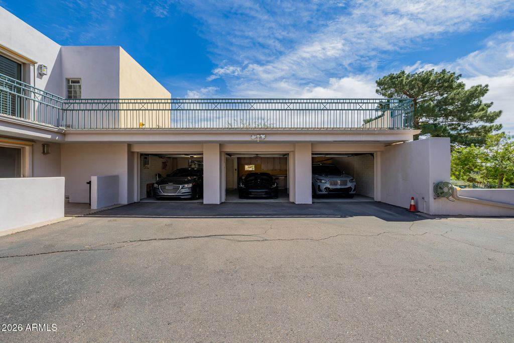 Image 123 of property listing at 2131 E BETHANY HOME Road, Phoenix, AZ 85016