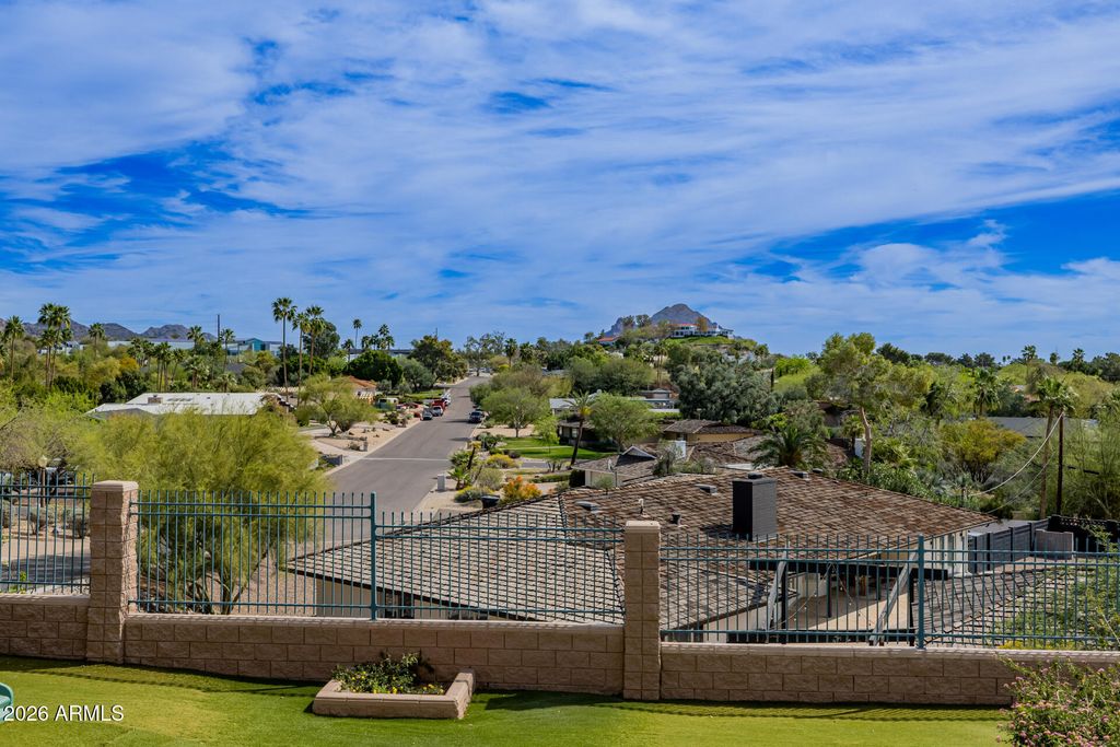 Image 125 of property listing at 2131 E BETHANY HOME Road, Phoenix, AZ 85016