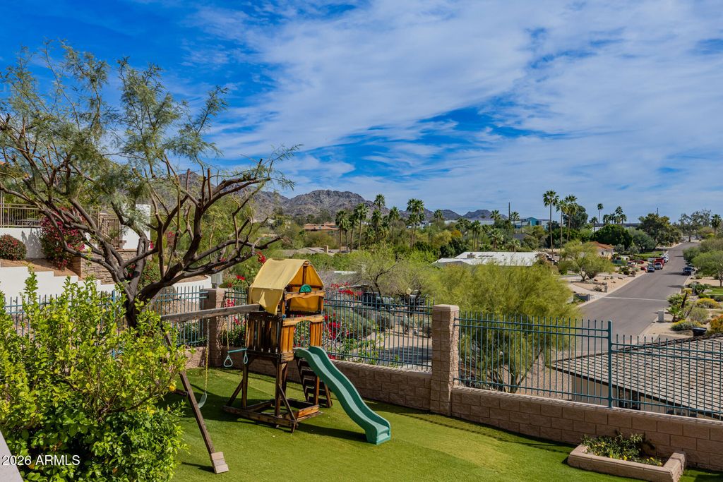 Image 126 of property listing at 2131 E BETHANY HOME Road, Phoenix, AZ 85016