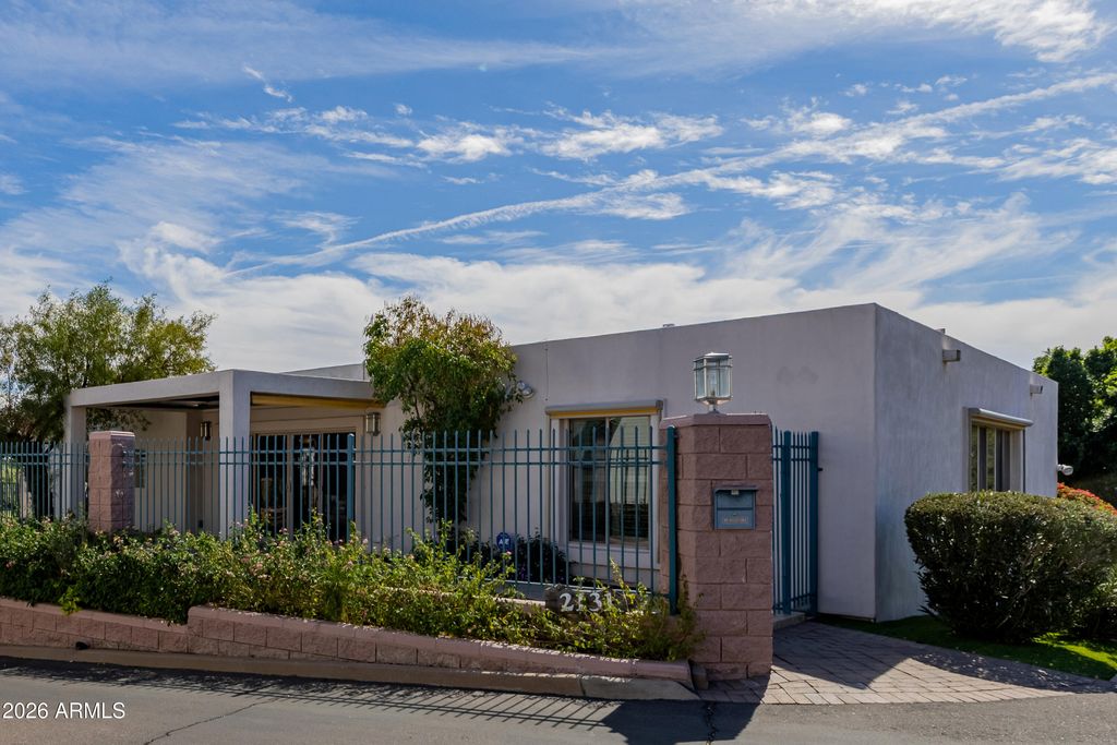 Image 13 of property listing at 2131 E BETHANY HOME Road, Phoenix, AZ 85016