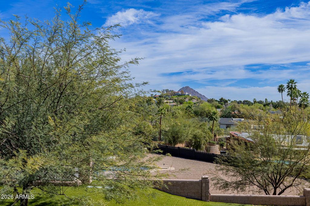 Image 134 of property listing at 2131 E BETHANY HOME Road, Phoenix, AZ 85016