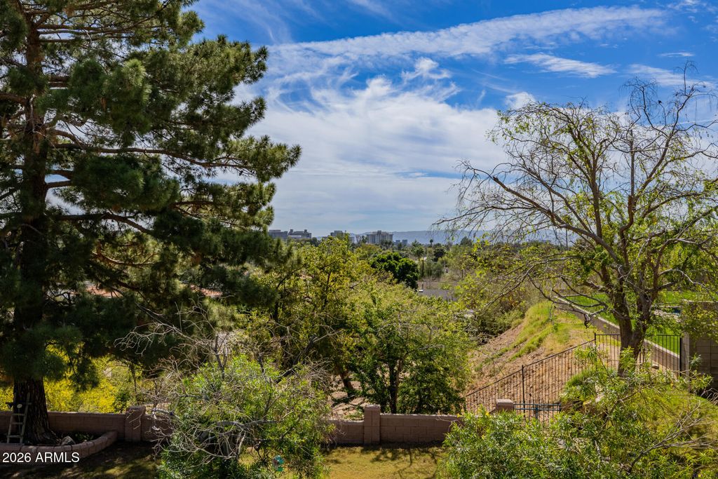 Image 137 of property listing at 2131 E BETHANY HOME Road, Phoenix, AZ 85016