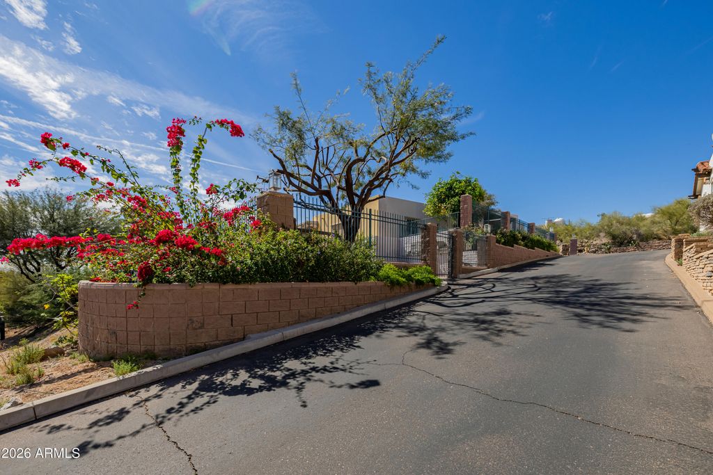 Image 14 of property listing at 2131 E BETHANY HOME Road, Phoenix, AZ 85016