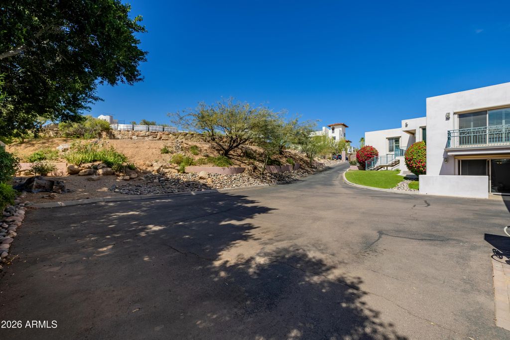 Image 15 of property listing at 2131 E BETHANY HOME Road, Phoenix, AZ 85016