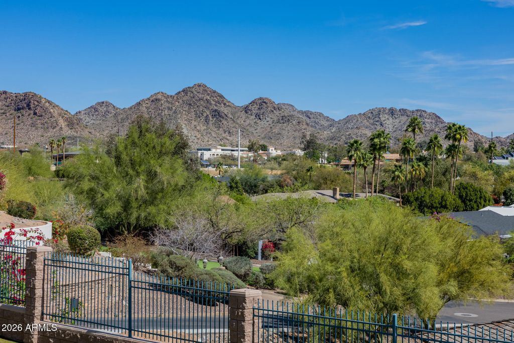 Image 156 of property listing at 2131 E BETHANY HOME Road, Phoenix, AZ 85016