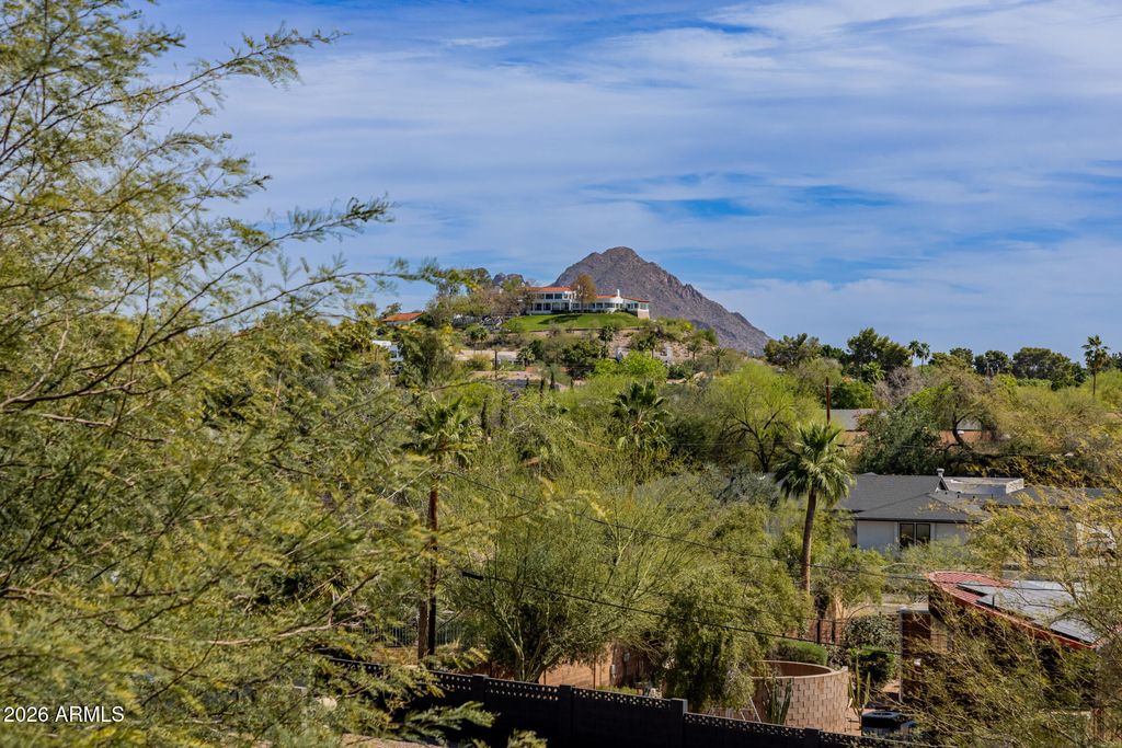 Image 157 of property listing at 2131 E BETHANY HOME Road, Phoenix, AZ 85016