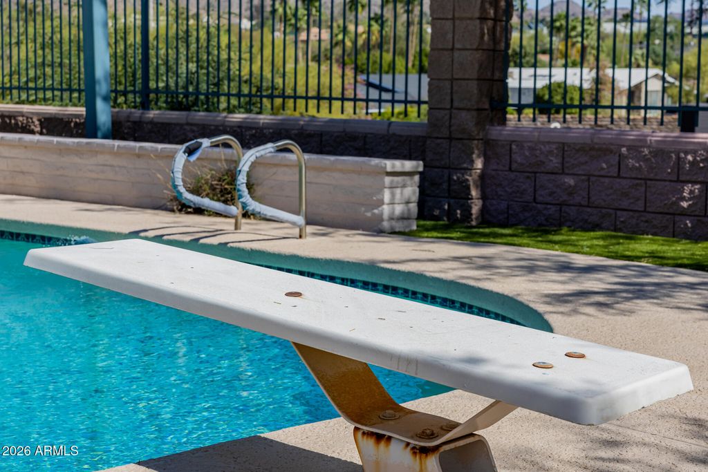 Image 158 of property listing at 2131 E BETHANY HOME Road, Phoenix, AZ 85016