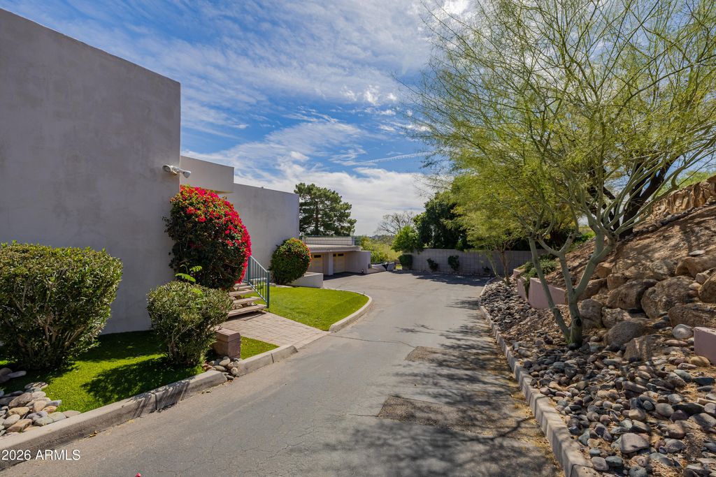 Image 16 of property listing at 2131 E BETHANY HOME Road, Phoenix, AZ 85016