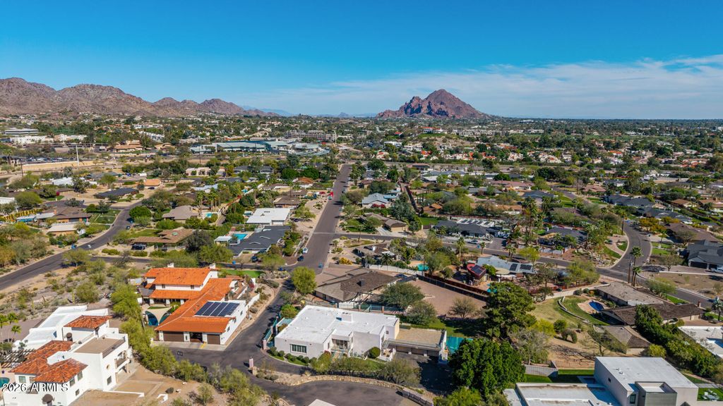 Image 172 of property listing at 2131 E BETHANY HOME Road, Phoenix, AZ 85016