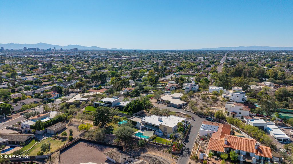 Image 176 of property listing at 2131 E BETHANY HOME Road, Phoenix, AZ 85016