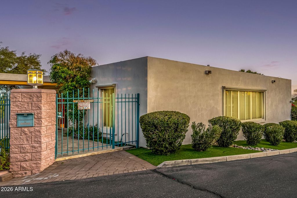 Image 178 of property listing at 2131 E BETHANY HOME Road, Phoenix, AZ 85016