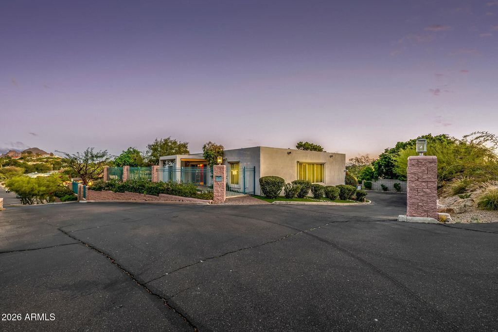 Image 179 of property listing at 2131 E BETHANY HOME Road, Phoenix, AZ 85016