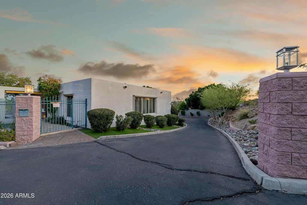 Image 18 of property listing at 2131 E BETHANY HOME Road, Phoenix, AZ 85016