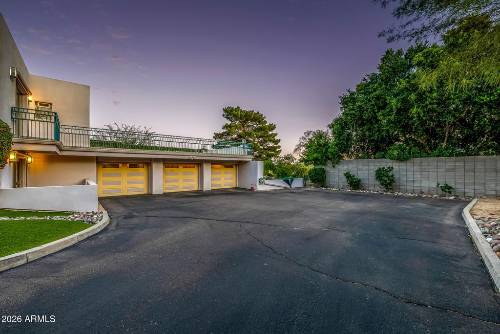 Image 181 of property listing at 2131 E BETHANY HOME Road, Phoenix, AZ 85016