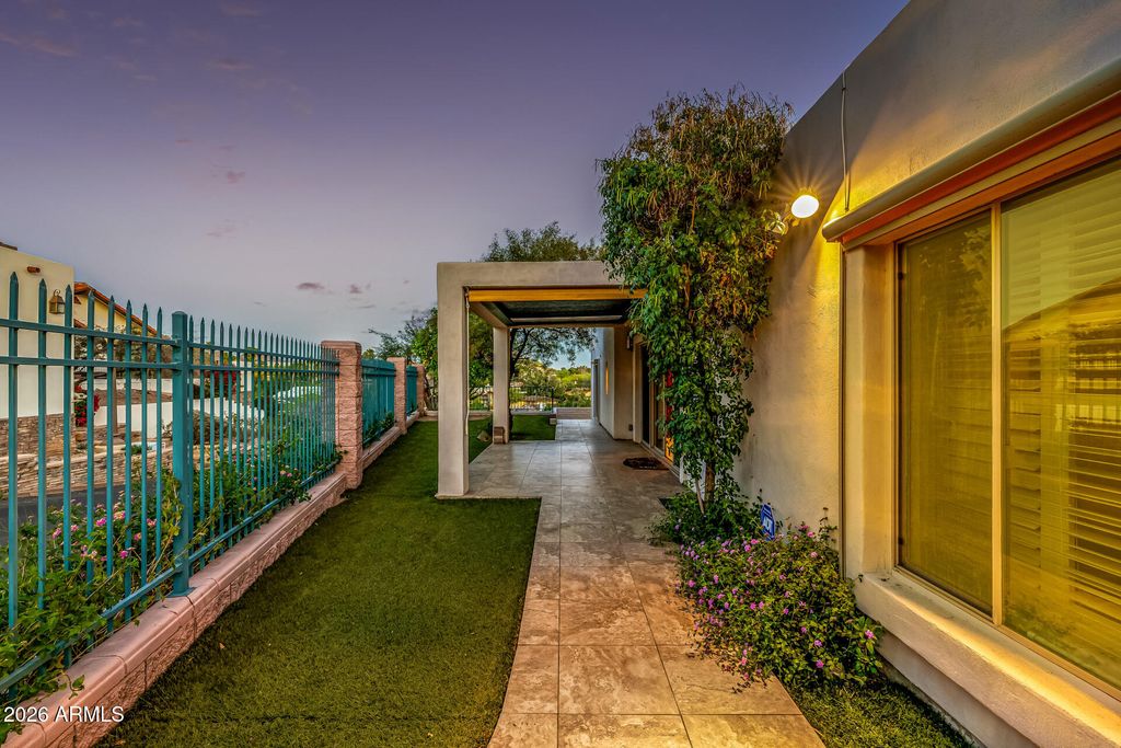 Image 183 of property listing at 2131 E BETHANY HOME Road, Phoenix, AZ 85016