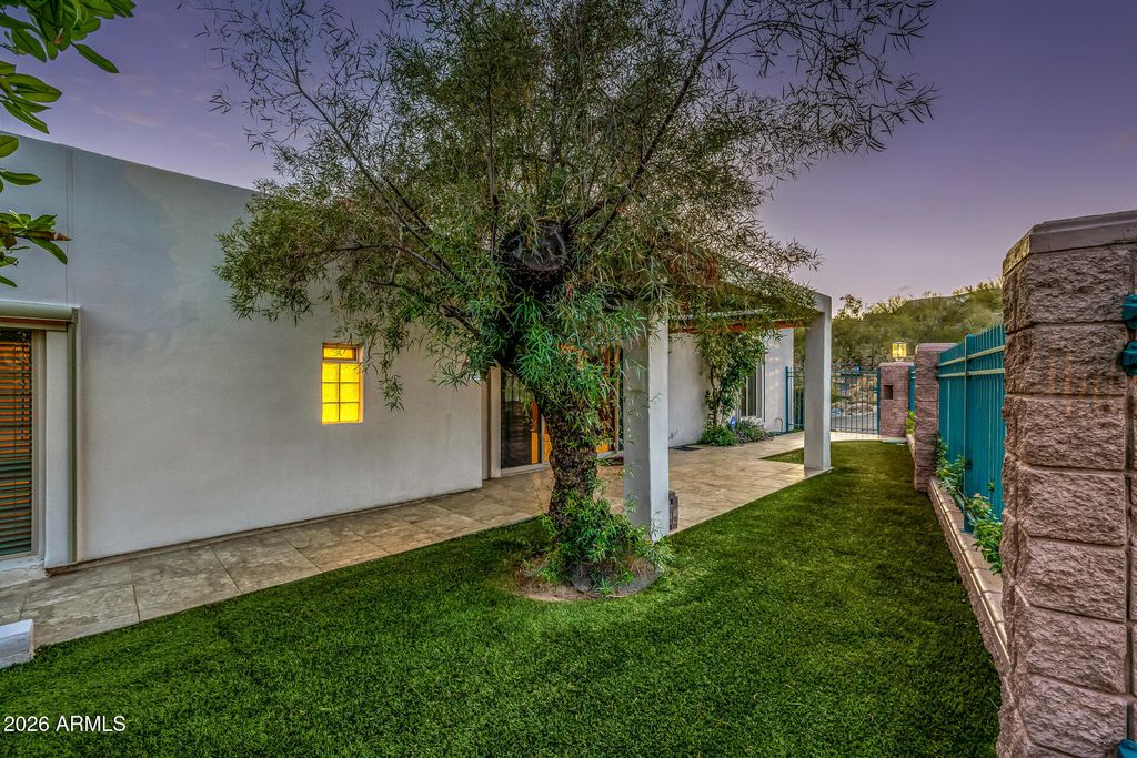 Image 185 of property listing at 2131 E BETHANY HOME Road, Phoenix, AZ 85016