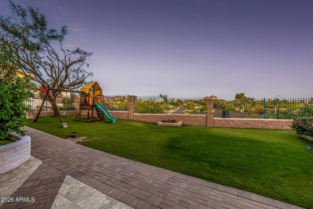 Image 186 of property listing at 2131 E BETHANY HOME Road, Phoenix, AZ 85016