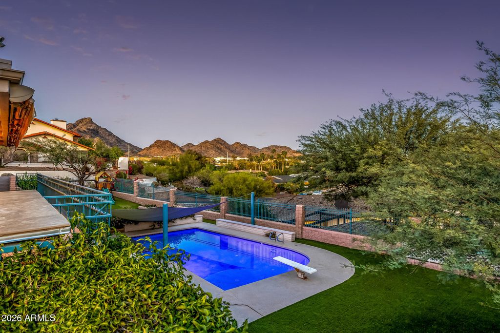 Image 189 of property listing at 2131 E BETHANY HOME Road, Phoenix, AZ 85016