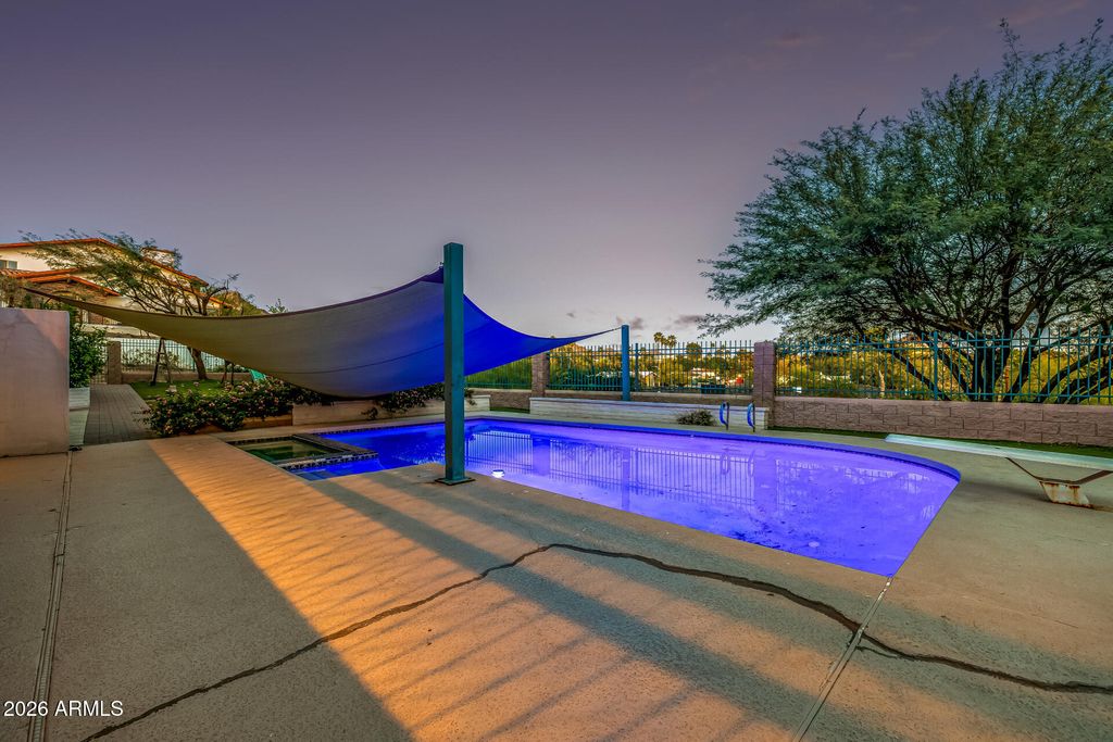 Image 195 of property listing at 2131 E BETHANY HOME Road, Phoenix, AZ 85016
