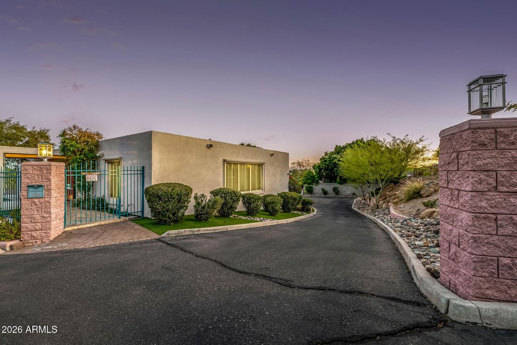 Image 198 of property listing at 2131 E BETHANY HOME Road, Phoenix, AZ 85016
