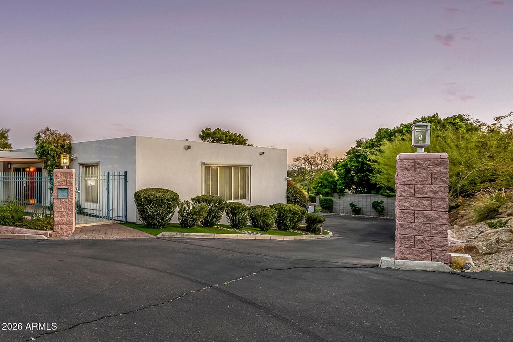Image 199 of property listing at 2131 E BETHANY HOME Road, Phoenix, AZ 85016
