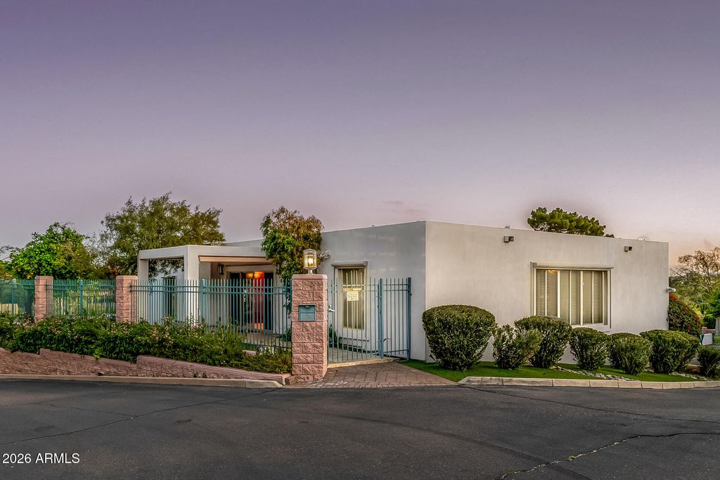 Image 200 of property listing at 2131 E BETHANY HOME Road, Phoenix, AZ 85016