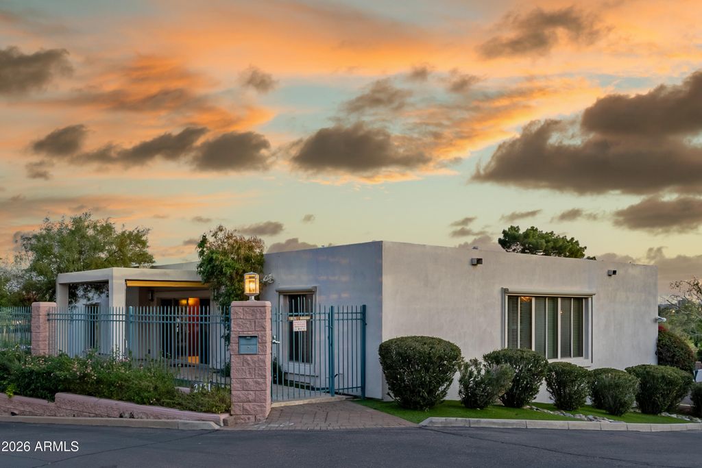 Image 21 of property listing at 2131 E BETHANY HOME Road, Phoenix, AZ 85016