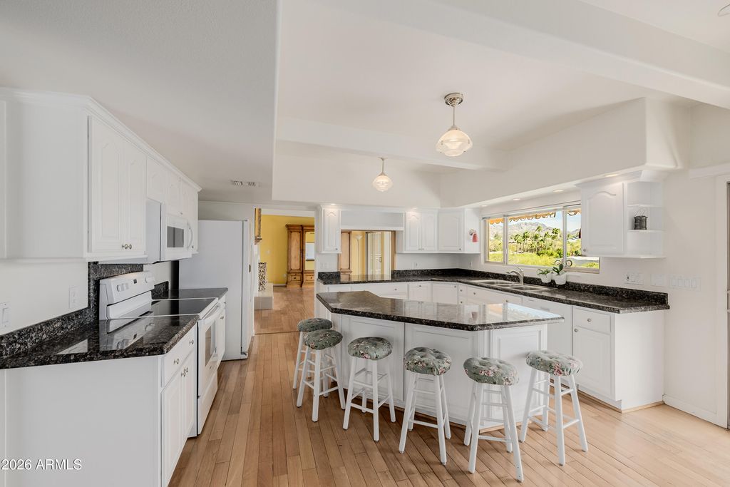Image 32 of property listing at 2131 E BETHANY HOME Road, Phoenix, AZ 85016
