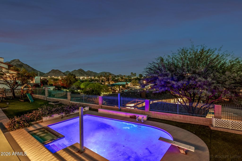 Image 4 of property listing at 2131 E BETHANY HOME Road, Phoenix, AZ 85016