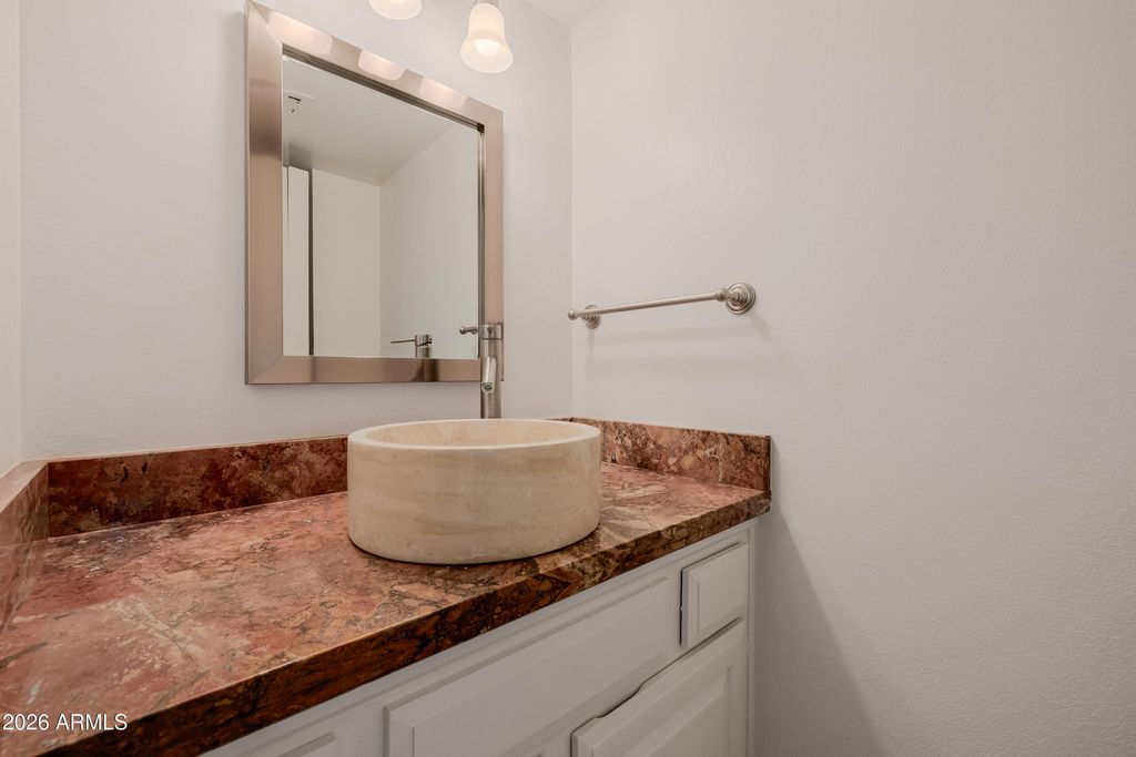 Image 41 of property listing at 2131 E BETHANY HOME Road, Phoenix, AZ 85016