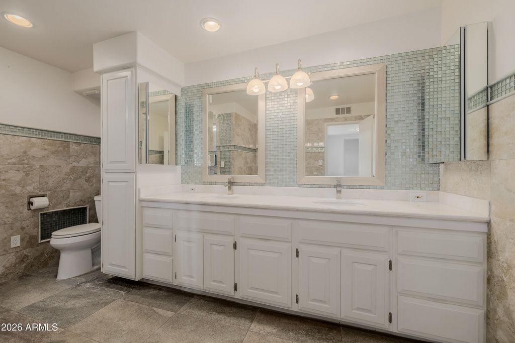 Image 47 of property listing at 2131 E BETHANY HOME Road, Phoenix, AZ 85016