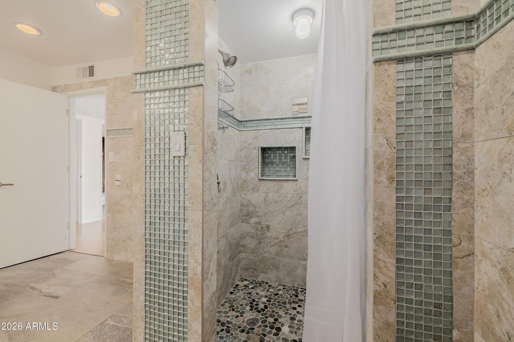 Image 50 of property listing at 2131 E BETHANY HOME Road, Phoenix, AZ 85016