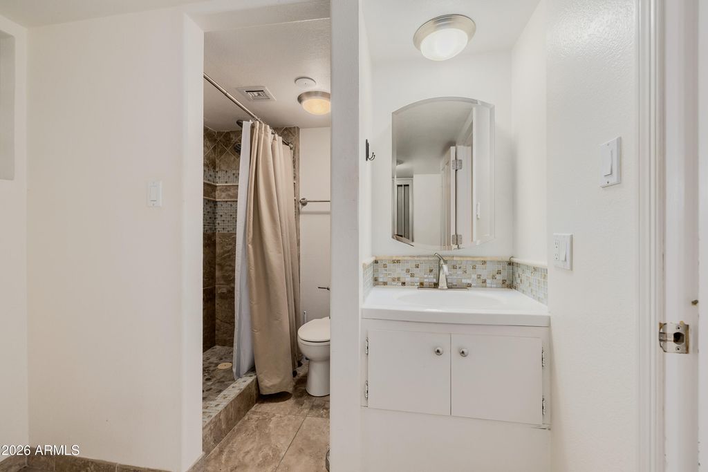 Image 55 of property listing at 2131 E BETHANY HOME Road, Phoenix, AZ 85016