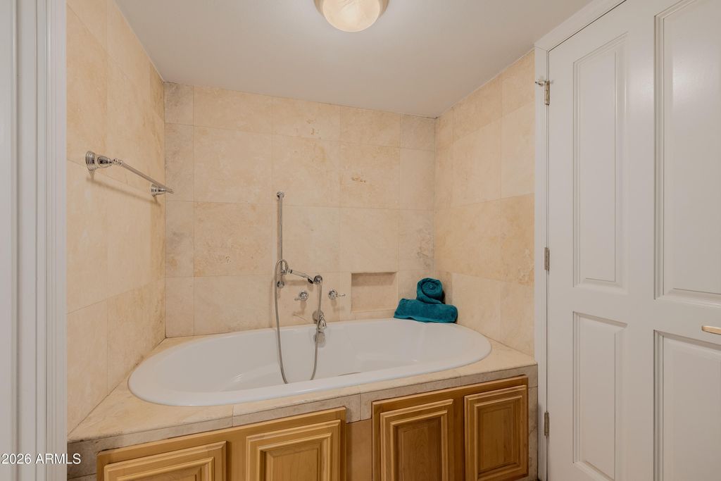 Image 63 of property listing at 2131 E BETHANY HOME Road, Phoenix, AZ 85016